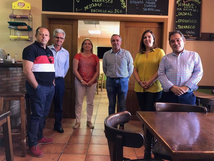 La diputada de Desarrollo Territorial María Ariño junto con diputados de la Diputación de Soria y representantes municipales en una visita al multiservicio de Corbalán.