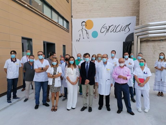 El consejero de Salud, Manuel Villegas, visita las nuevas instalaciones del Hospital Morales Meseguer, donde una pancarta simboliza la conexión entre la ciudadanía y el personal sanitario durante la pandemia
