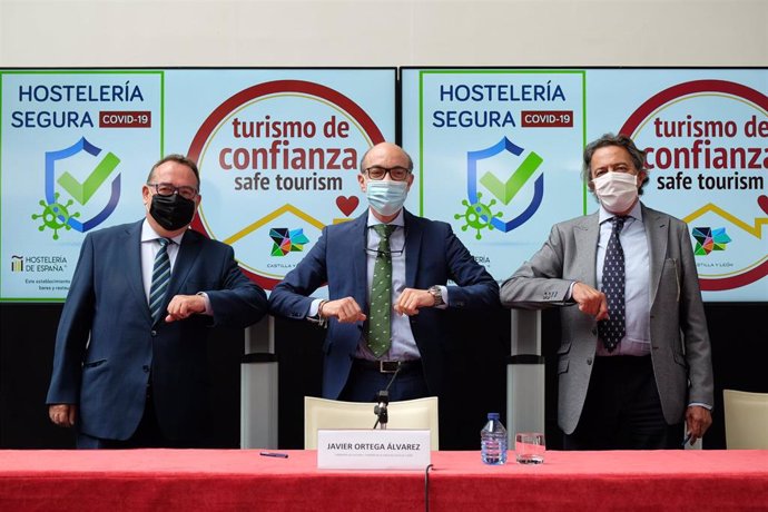 Firma del convenio para la promoción del turismo seguro y de confianza entre la Junta y los hosteleros de España y Castilla y León.