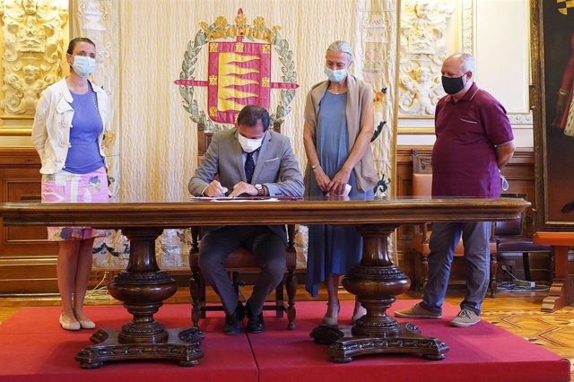 El alcalde de Valladolid firma el documento de la III Estrategia de Empleo y Política Social.