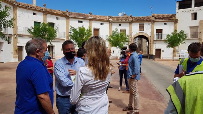 El consejero de Vertebración del Territorio, Movilidad y Vivienda del Gobierno de Aragón, José Luis Soro, en la plaza de Chodes, declarada Bien de Interés Cultural.