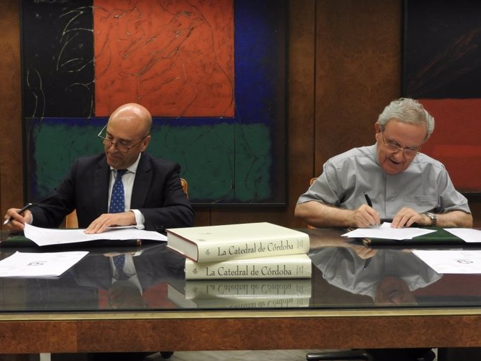 El presidente de Cabildo, Manuel Pérez (dcha.), y el presidente de la Fundación Cajasur, Joseba Barrena, durante la firma del acuerdo