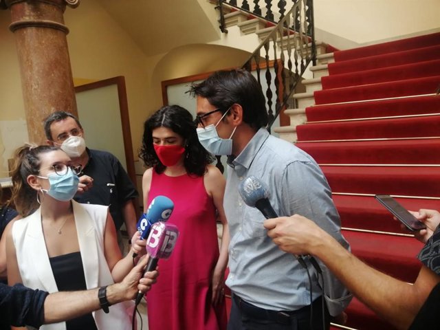 El conseller de Modelo Económico, Turismo y Trabajo, Iago Negueruela, y la consellera de Administraciones Públicas y Modernización, Isabel Castro