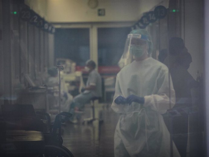 Trabajadores sanitarios en el interior del Complejo Hospitalario de Navarra donde durante la jornada de hoy diversos voluntarios de la asociación sin ánimo de lucro DYA las han desinfectado para prevenir la expansión del coronavirus. En Pamplona, (Navar