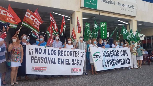 Imagen de la concentración de este martes del personal sanitario a las puertas del Hospital Puerta del Mar de Cádiz.