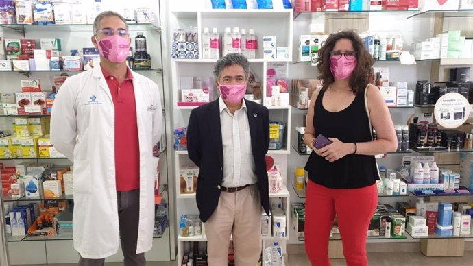 La directora del ICI, Kika Fumero, presentando la acciónn 'Mascarilla-19' en una farmacia de Lanzarote