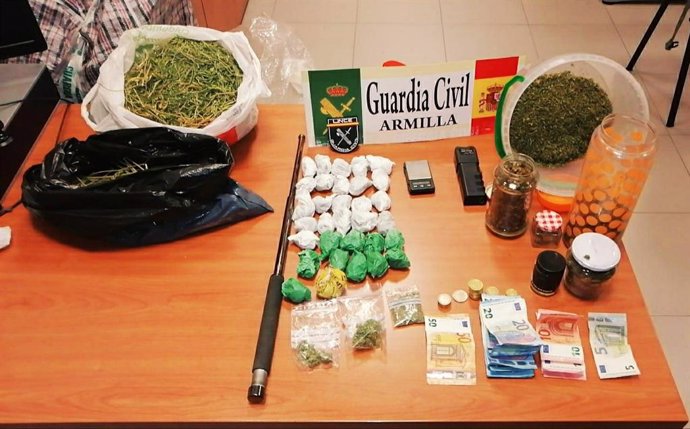Droga, dinero y armas prohibidas intervenidas en un punto de venta de droga en Padul (Granada)