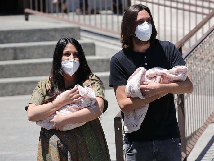 Sara Verdasco y Juan Carmona abandonando el hospital con sus mellizas, Carmen y Valentina