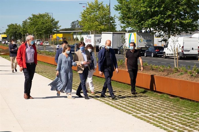La conselleira de Infraestruturas, Ethel Vázquez, en compañía del segundo teniente alcalde de Santiago, Sindo Guinarte, entre otros, supervisa los trabajos de adecuación del Camino Inglés a su paso por el Polígono do Tambre.