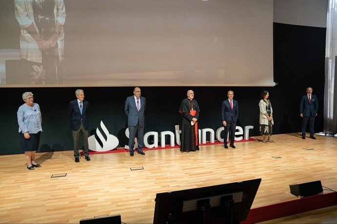 (I-D) María Rosario Ríos (Confer); Manuel Bretón (Cáritas); Luis Isasi (Santander); Cardenal Carlos Osoro; Rami Aboukhair (Santander); Clara Pardo Gil (Manos Unidas) Y Miguel Ángel Sánchez Lozano (Santander AM)