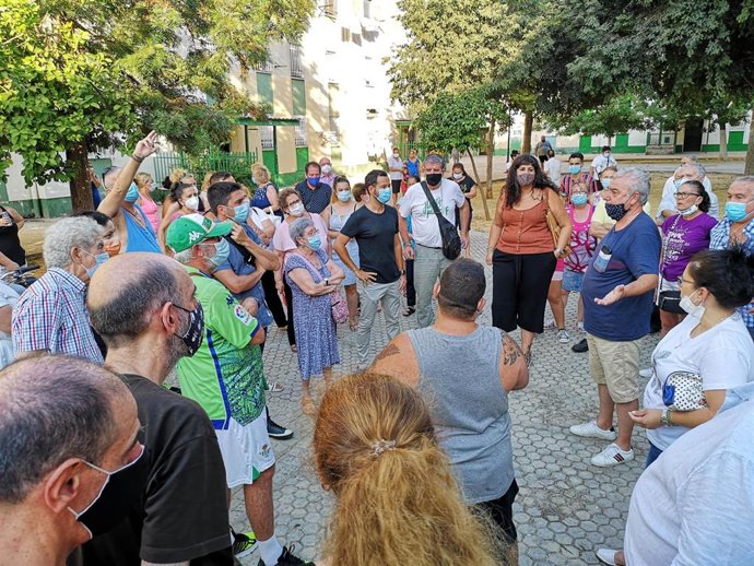 Daniel González Rojas y Sandra Heredia, con vecinos del Polígono Sur