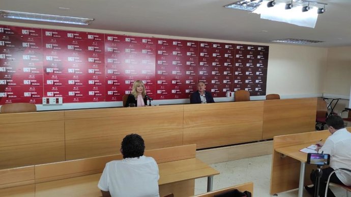 El secretario general de UGT, Pepe Álvarez, acompañado de la de Andalucía, Carmen Castilla