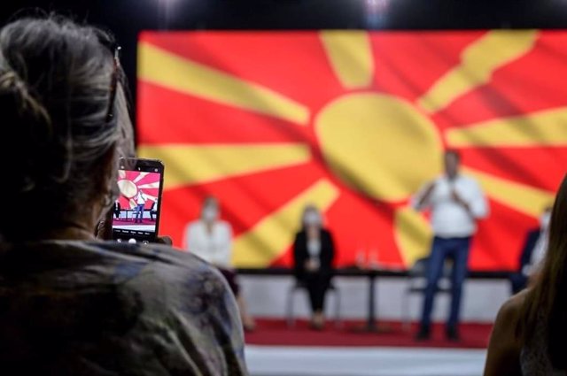 Una seguidora de Zoran Zaev en un acto de campaña del líder del bloque socialdemócrata macedonio