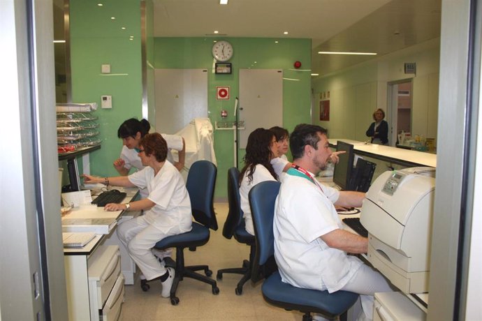 Imagen de archivo de personal sanitarios trabajando en un módulo del Diraya, programa informático del Servicio Andaluz de Salud.