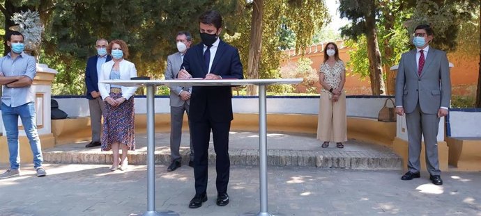 El portavoz del Grupo Popular en el Ayuntamiento de Sevilla, Beltrán Pérez, firmando el acuerdo sobre turismo