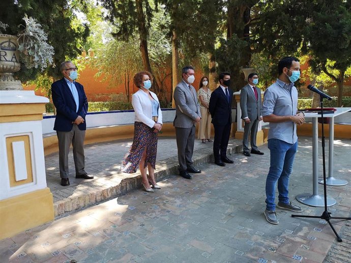 El portavoz municipal de Adelante Sevilla, Daniel González Rojas, firmando el acuerdo en materia de turismo