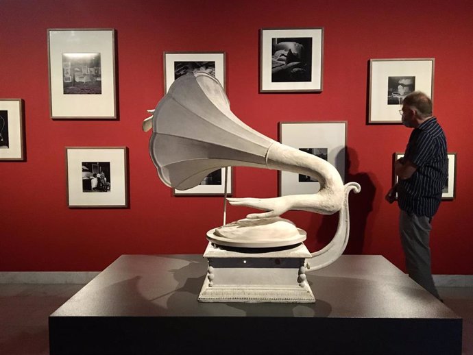 El Museu Picasso recupera el gramófono perdido del surrealista Óscar Domínguez