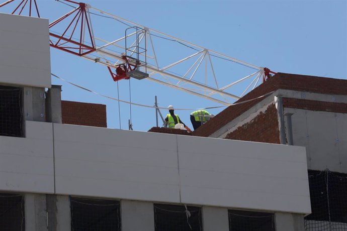 Dos obreros trabajan en la construcción de un edificio en Madrid (España), a 6 de julio de 2020. El precio medio de la vivienda terminada (nueva y usada) en España ha descendido un 1,1% desde el inicio del estado de alarma, según el índice general de la