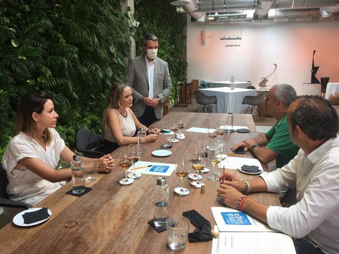 El jurado de los premios Sabor a Málaga a los mejores vinos de la provincia de Málaga durante la cata