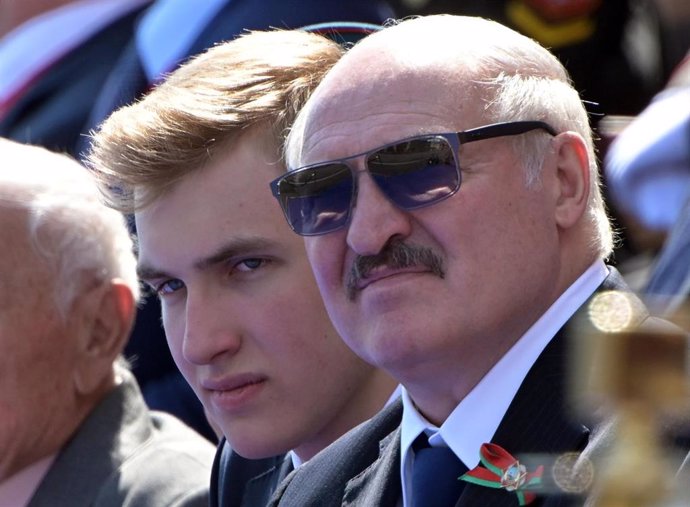Alexander Lukashenko asiste al desfile del Día de la Victoria en Moscú