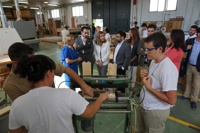 Visita de la consejera de Empleo, Formación y Trabajo Autónomo, Rocío Blanco, a la Escuela de la Madera en una imagen de archivo