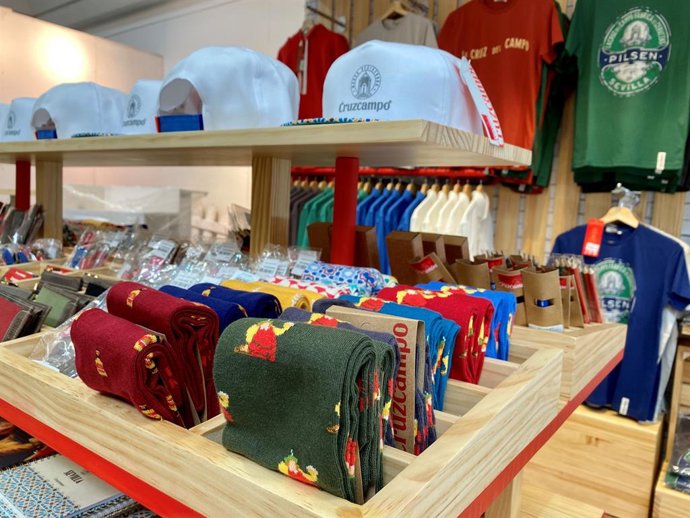 Sevilla.-Cruzcampo inspira una colección de artículos y complementos basada en s