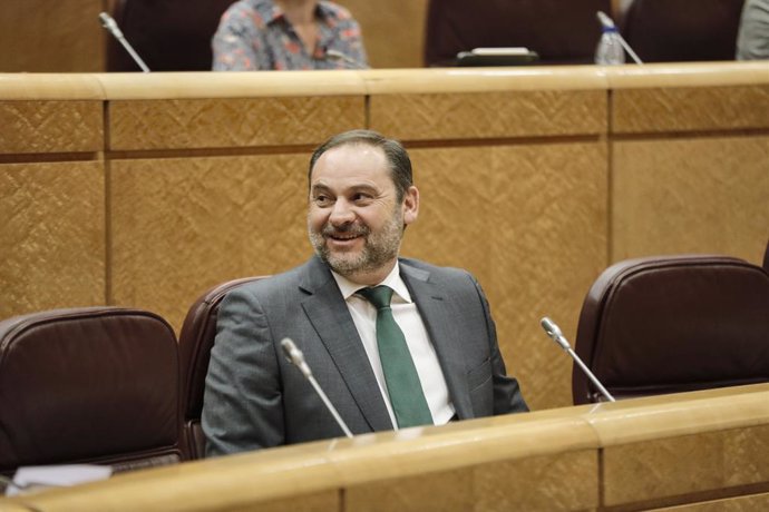 El ministro de Transportes, Movilidad y Agenda Urbana, José Luis Ábalos, durante una sesión de control al Gobierno en el Senado