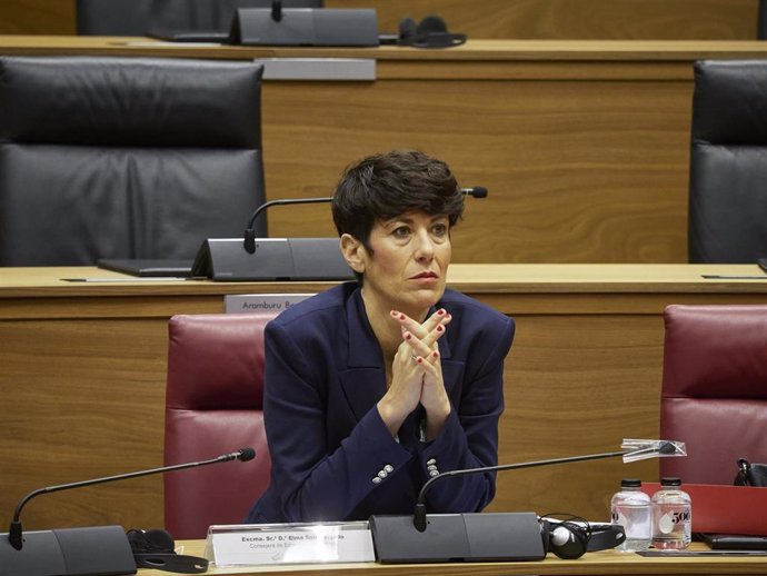La consejera de Economía y Hacienda del Gobierno foral, Elma Saiz, durante el pleno en el Parlamento de Navarra