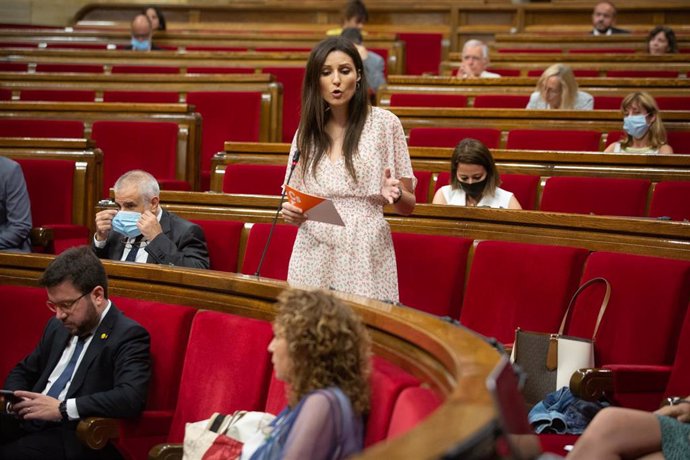 La diputada de Ciudadanos en el Parlament catalán, Lorena Roldán (1d arriba), se dirige a la consellera de Justicia, Ester Capella (1d abajo) durante la 2 sesión plenaria monográfica sobre gestión de las residencias, en Barcelona, a 8 de julio de 2020.