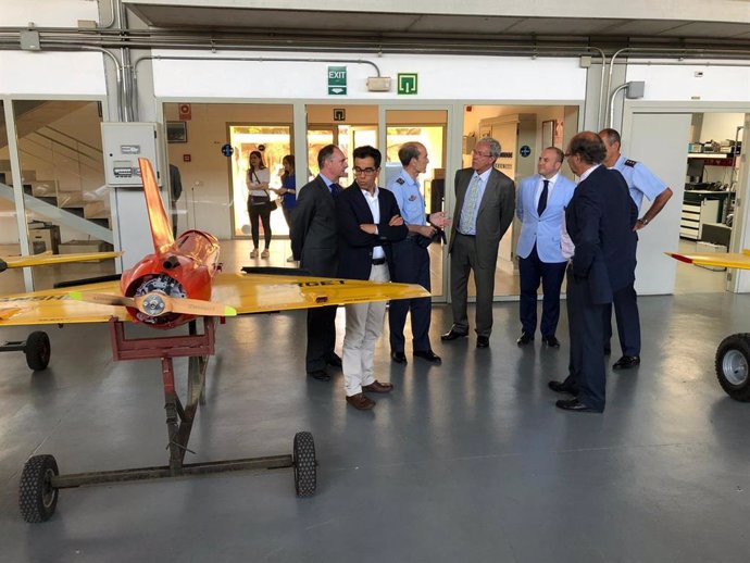 Imagen de una visita del consejero de Economía, Rogelio Velasco, a las instalaciones del INTA en El Arenosillo (Huelva).