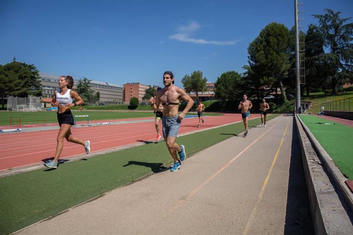 Varios deportistas corren por una pista de atletismo (Archivo)