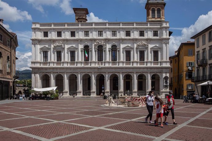 Una familia pasea por el centro de la ciudad italiana de Bérgamo