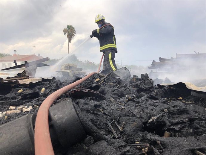 Un bombero del SEIS interviene en la extinción del incendio de Las Quemadillas.