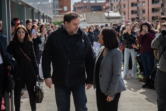 El líder de ERC, Oriol Junqueras, en el Campus Manresa de la UVic-UCC, a donde fue el 3 de marzo de 2020 para dar clases durante una salida de la cárcel, charla con la vicerrectora Silvia Mas.