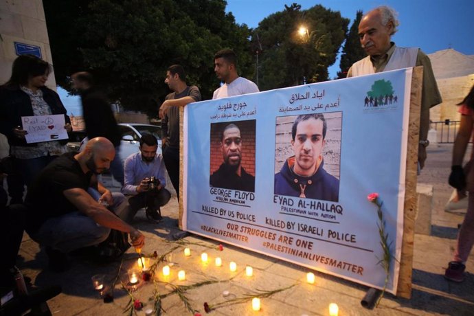 Palestinos en una protesta en Belén por la muerte de Iyad al Hallaq, un hombre autista tiroteado en Jerusalén por las fuerzas de seguridad de Israel