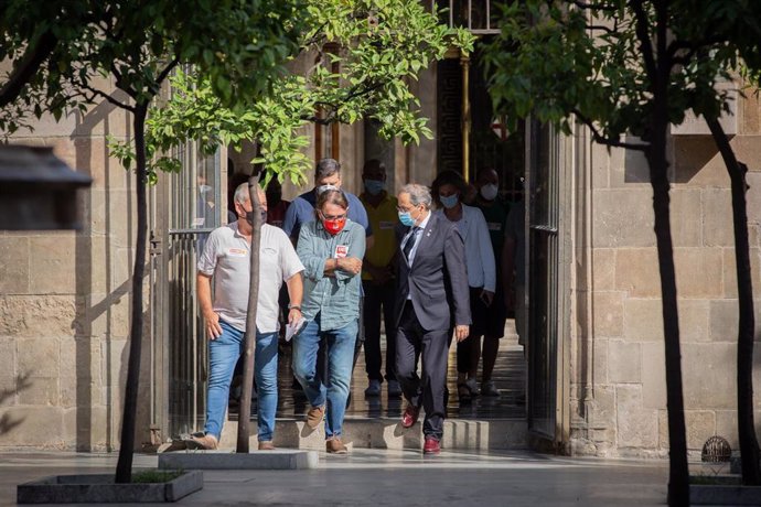 (D-I) El presidente de la Generalitat, Quim Torra; y el secretario general de UGT Catalunya, Camil Ros, antes de la recepción de una representación de sindicatos y trabajadores de empresas proveedoras y auxiliares de Nissan que piden una concreción del 