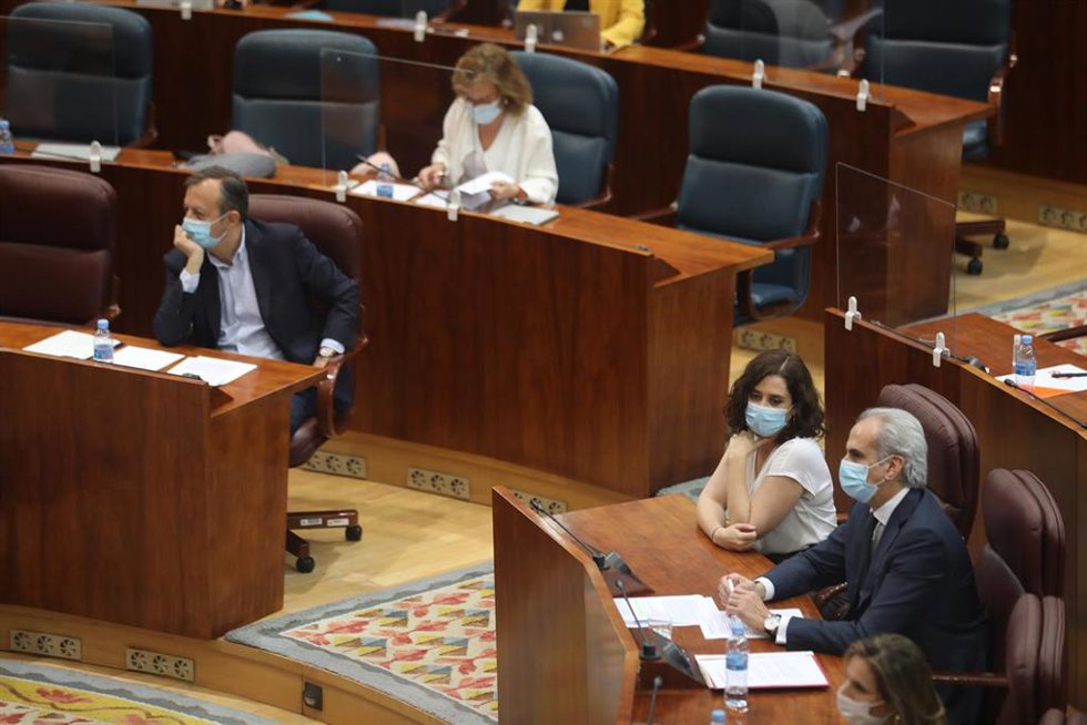 Foto recurso de la presidenta de la Comunidad de Madrid, Isabel Díaz Ayuso (2d), el consejero de Sanidad, Enrique Ruiz Escudero (1d) y el consejero de Políticas Sociales, Alberto Reyero (3d). 