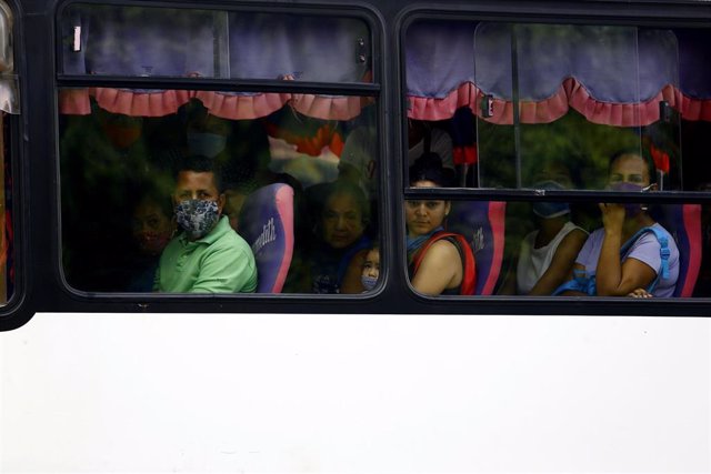 Varias personas son mascarilla en un autobús en Venezuela. 