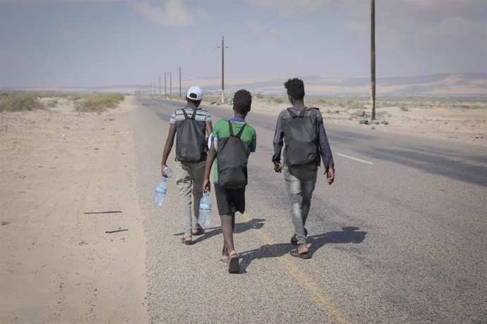 Migrantes caminando por la costa de Shabwah, en Yemen