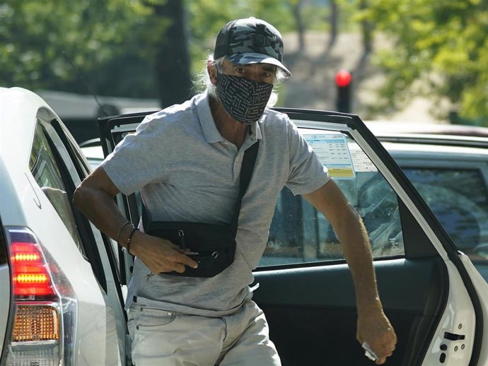 Imanol Arias, de incógnito, llega a su domicilio