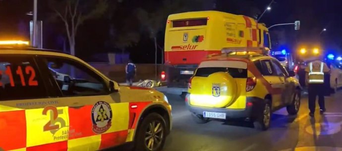 Vehículos del Samur-Protección Civil en el lugar del accidente en la zona de Virgen del Puerto.