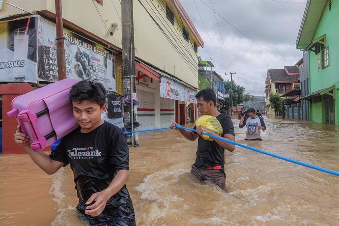 Indonesia.- Al menos quince muertos y decenas de desaparecidos por las inundacio