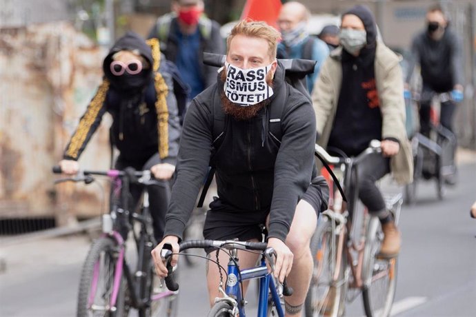 Participantes en una marcha ciclista contra el racismo en Berlín