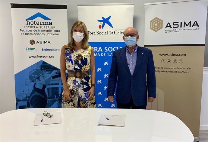 Directora territorial de la Caixa en Baleares, María Cruz Rivera, y responsable de Fundación Asima