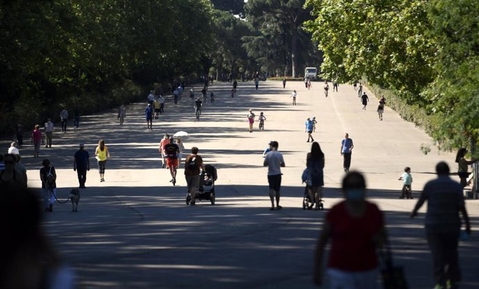 Varias personas caminan por el Parque del Retiro en Madrid.