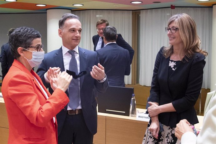 HANDOUT -13 July 2020, Belgium, Brussels: German Foreign Minister Heiko Maas (C) speaks with Spanish Foreign Minister Arancha Gonzalez Laya (L) and Bulgarian Foreign Minister Ekaterina Zaharieva during the European Union Foreign Ministers Council meetin