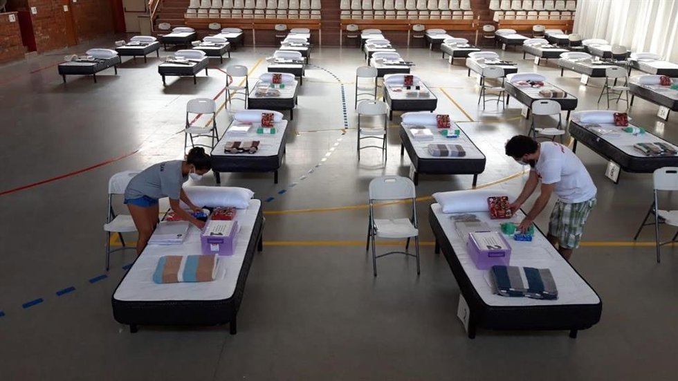 Voluntarios de Open Arms en el pabellón de Torres de Segre