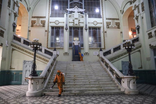 Trabajos de desinfección en una estación ferroviaria de San Petersburgo