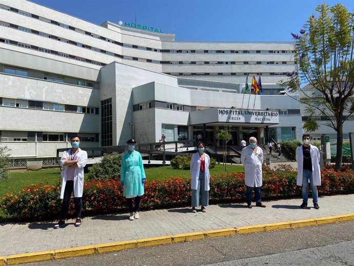 Sanitarios a las puertas del Hospital Macarena de Sevilla. Foto de archivo