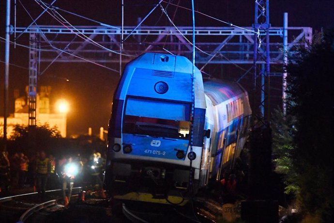 El tren de pasajeros que ha chocado contra un tren de Correos en Cesky Brod, al este de Praga
